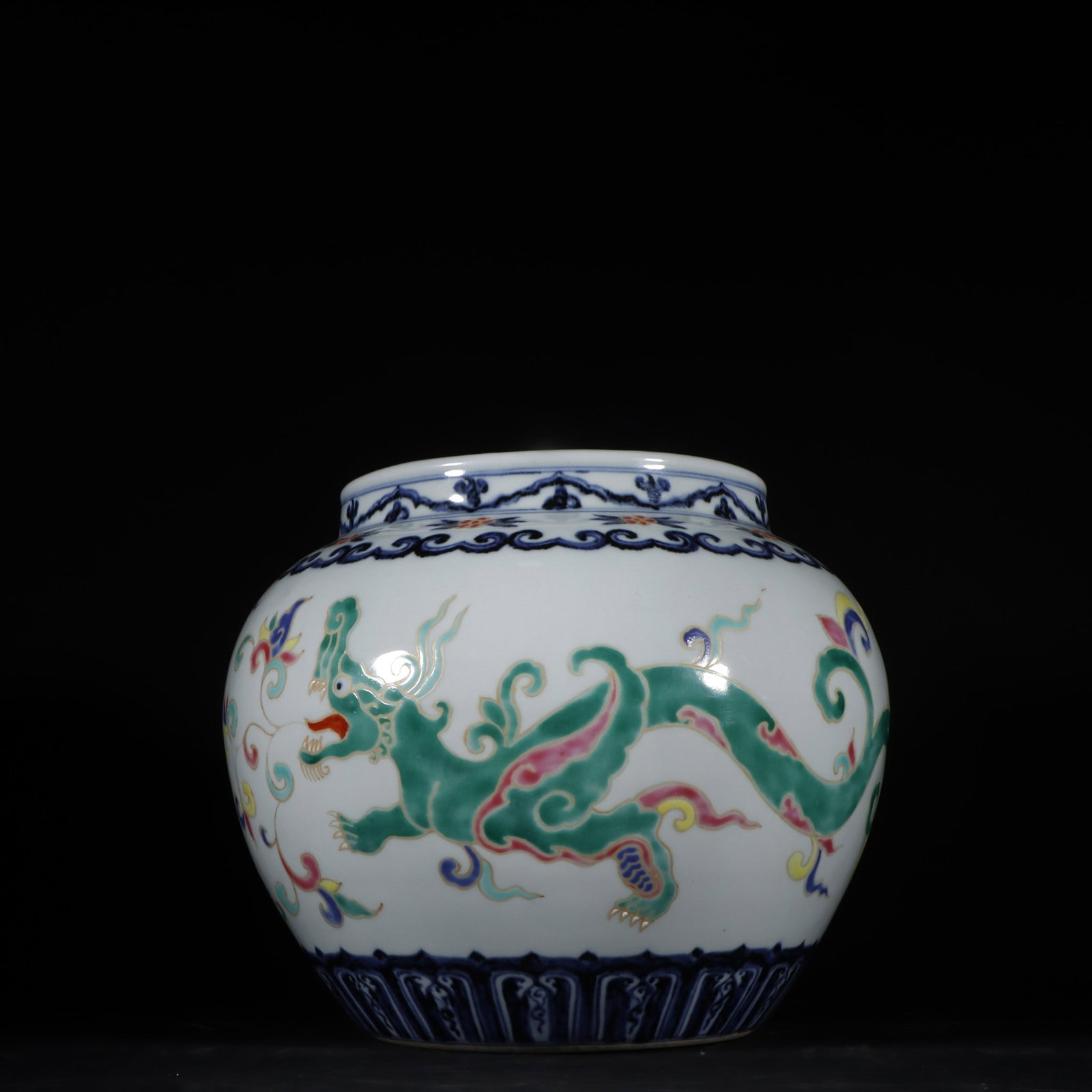 A Exquisite Wucai Dragon Pattern Jar: A Exquisite Wucai Dragon Pattern Jar,Ming Dynasty, China,Xuande Six-character Mark,Size:7.6inx9.1in 五彩龙纹罐,中国明代,宣德六&#