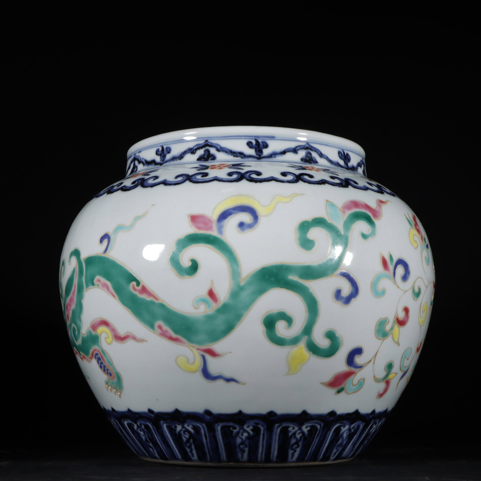 A Exquisite Wucai Dragon Pattern Jar - 3