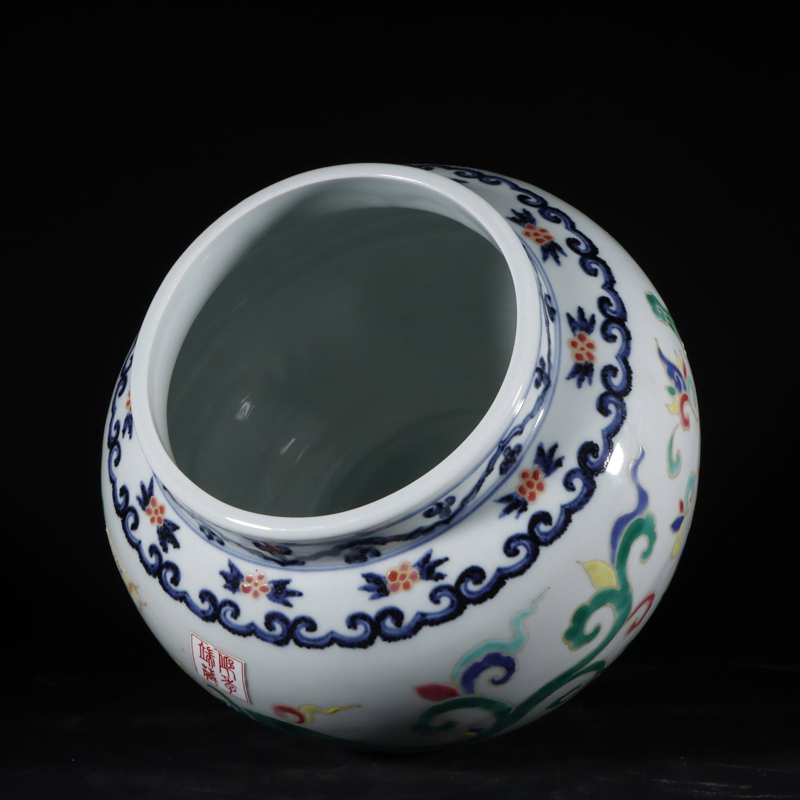 A Exquisite Wucai Dragon Pattern Jar - 8