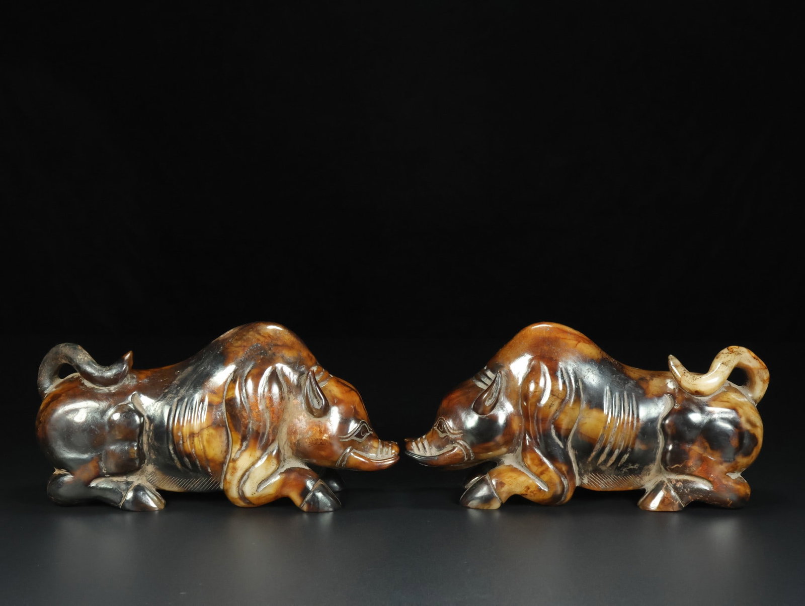 A pair of Exquisite Hotan Jade Pig Ornaments: A pair of Exquisite Hotan Jade Pig Ornaments,Han Dynasty, China,Size:7.1inx3.9inx2.4in,Weight:2424g 一对和田玉猪摆件,中国汉代