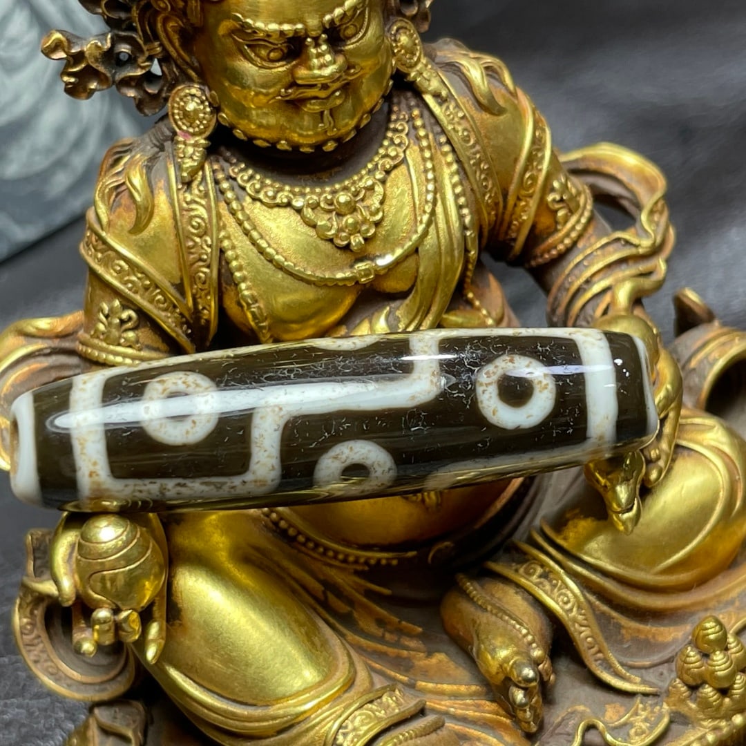 A Exquisite Nine Eye Dzi bead: A Exquisite Nine Eye Dzi bead,Qing Dynasty, China,Size:0.5inx2in 九眼天珠,中国清代