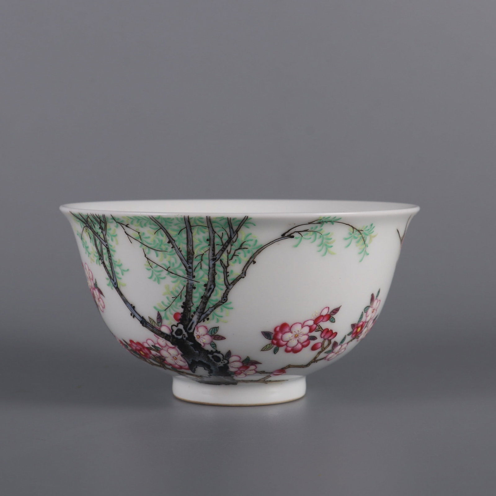 A Exquisite Famille-Rose Flower and Bird Pattern Bowl: A Exquisite Famille-Rose Flower and Bird Pattern Bowl,Qing Dynasty, China,Qianlong Four-character Mark,Size:2.4inx4.4in