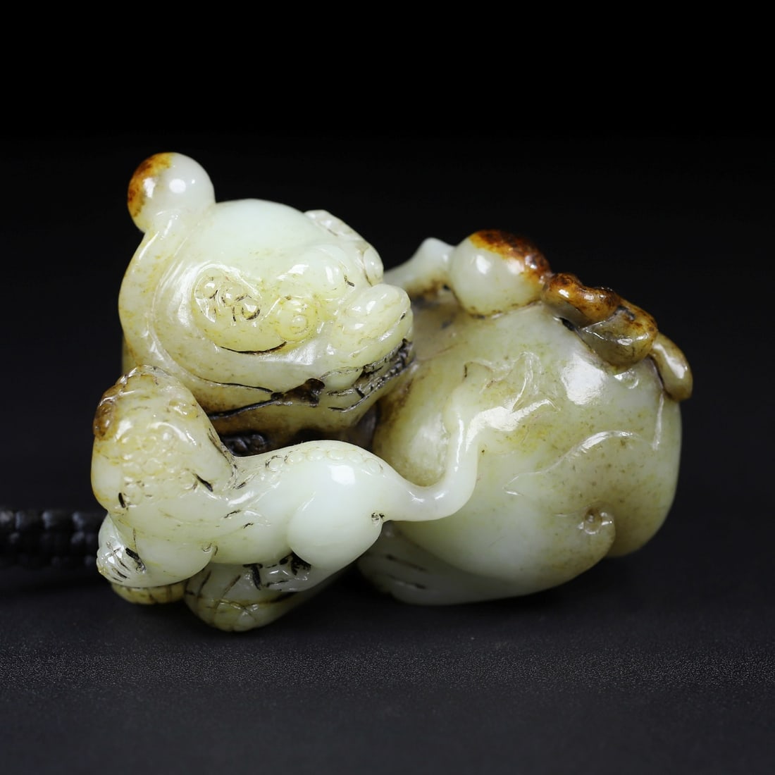 A Exquisite Hotan Jade Lion Ornament: A Exquisite Hotan Jade Lion Ornament,Ming Dynasty, China,Size:3.2inx2.6inx2.6in,Weight:471.5g 和田玉狮摆件,中国明代