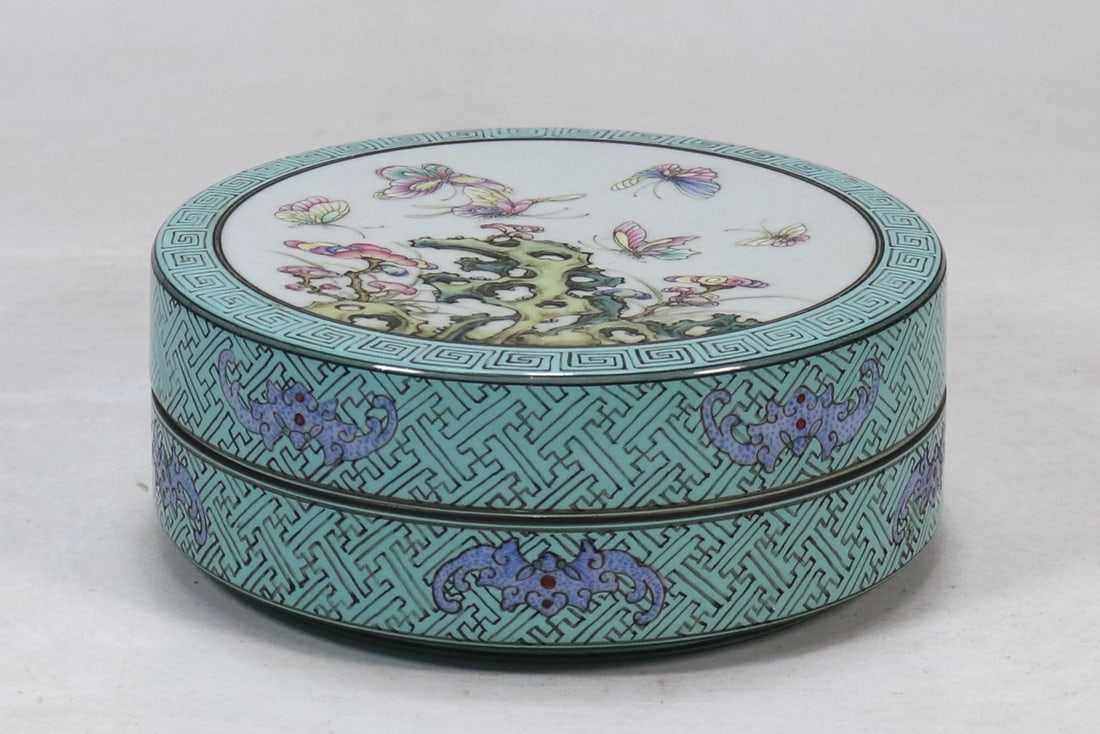 A Exquisite Famille Rose Butterfly Pattern Box: A Exquisite Famille Rose Butterfly Pattern Box,Qing Dynasty, China,Qianlong Six-character Mark,Size:2.6inx6.5in