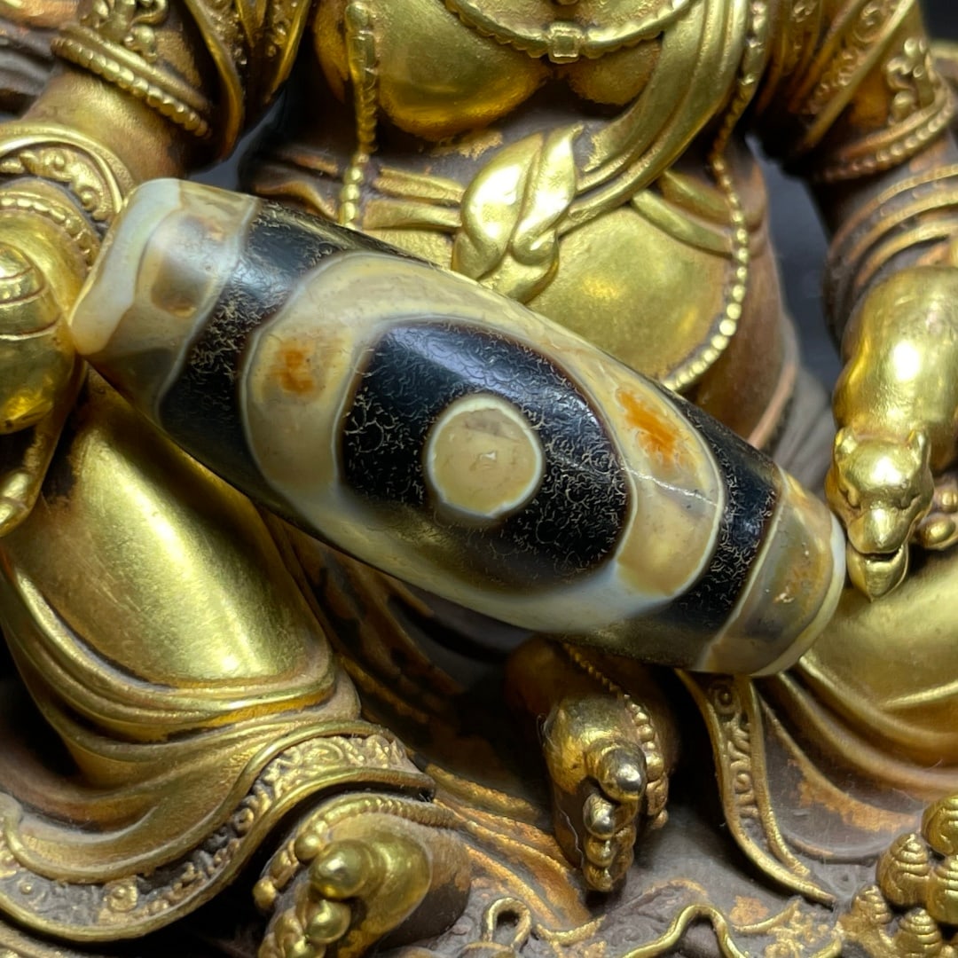 A Exquisite One Eye Dzi bead: A Exquisite One Eye Dzi bead,Qing Dynasty, China,Size:0.5inx1.5in 一眼天珠,中国清代