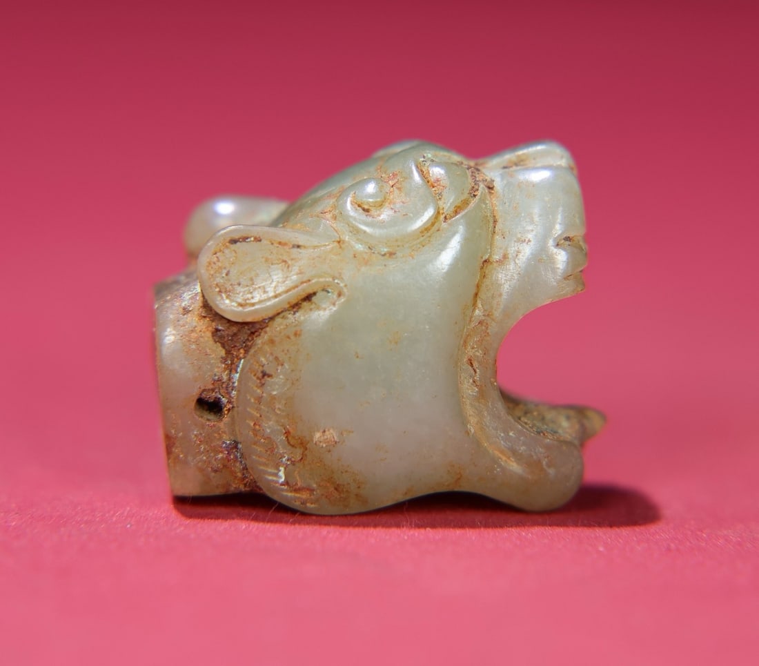 A Exquisite Hetian Jade Tiger Head Ornament: A Exquisite Hetian Jade Tiger Head Ornament,Han Dynasty, China,Size:1.2inx1in,Weight:25g 和田玉虎头摆件,中国汉代