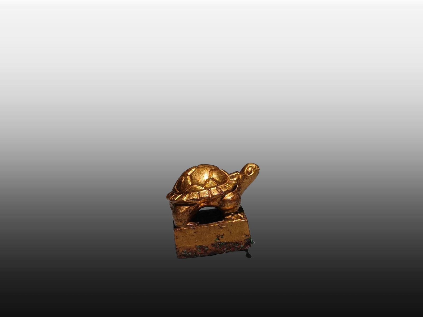 A Exquisite Gilt Bronze Turtle Seal: A Exquisite Gilt Bronze Turtle Seal,Han Dynasty, China,Size:1.2inx1.3inx0.9in,Weight:g 铜鎏金龟印章,中国汉代