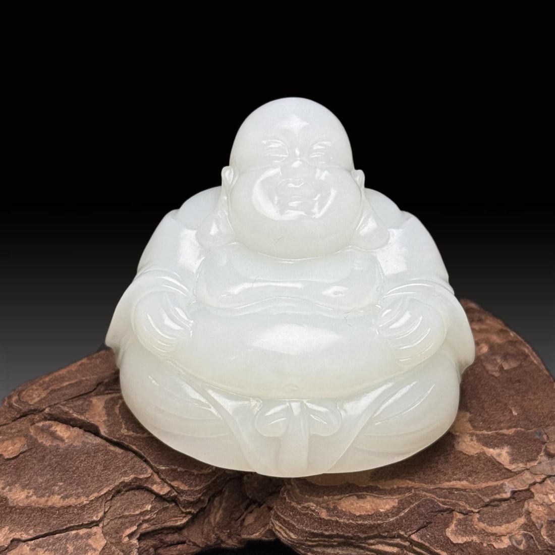 A Exquisite Hotan Jade Buddha Statue Ornament: A Exquisite Hotan Jade Buddha Statue Ornament,Qing Dynasty, China,Size:2inx1.7inx1.5in,Weight:95g 和田玉佛像摆件,中国清代