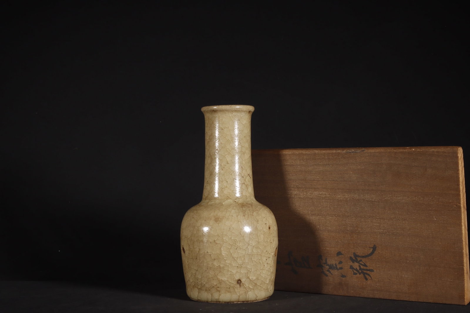 A Exquisite Guan Yao Yellow Glazed Ice Crackle Pattern Vase: A Exquisite Guan Yao Yellow Glazed Ice Crackle Pattern Vase,Song Dynasty, China,Size:6.2inx3.1in 官窑黄釉冰裂纹瓶,中国宋代