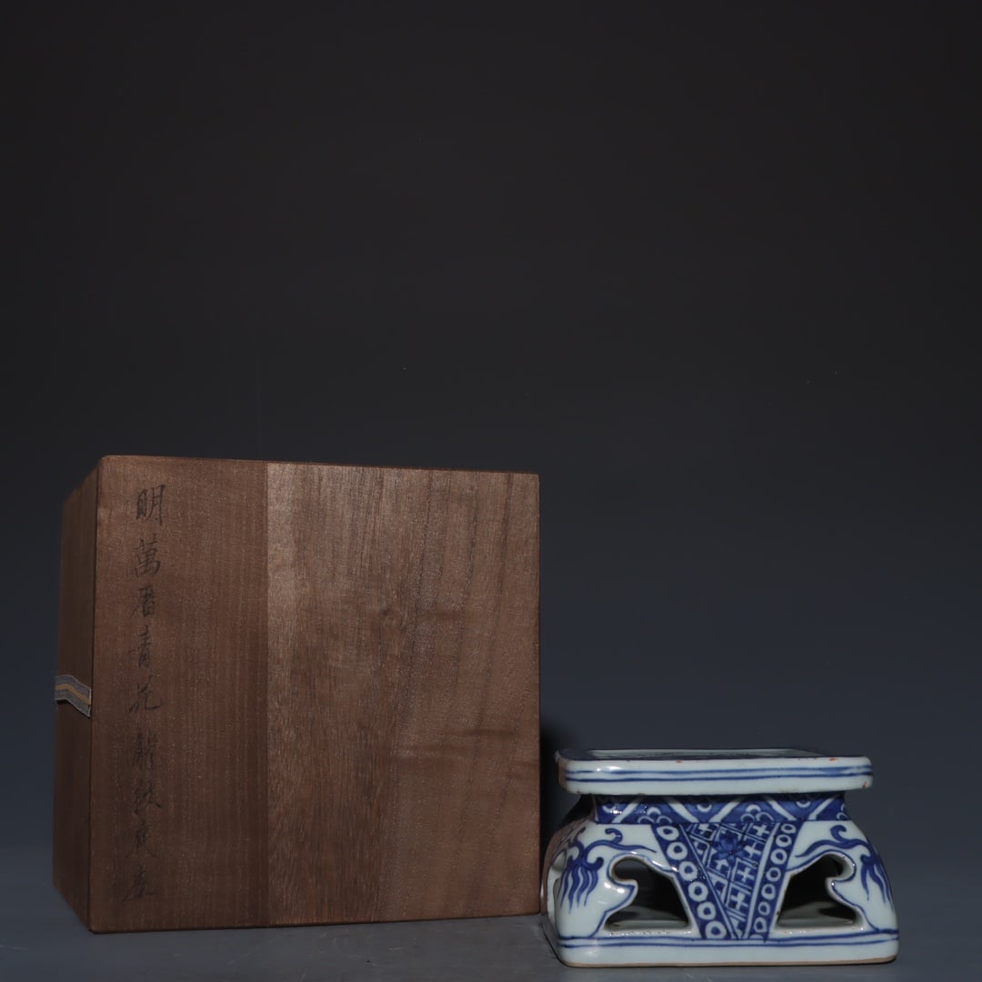 A Exquisite Blue and White Dragon Pattern Base: A Exquisite Blue and White Dragon Pattern Base,Ming Dynasty, China,Wanli Six-character Mark,Size:3.1inx4.7inx5.1in