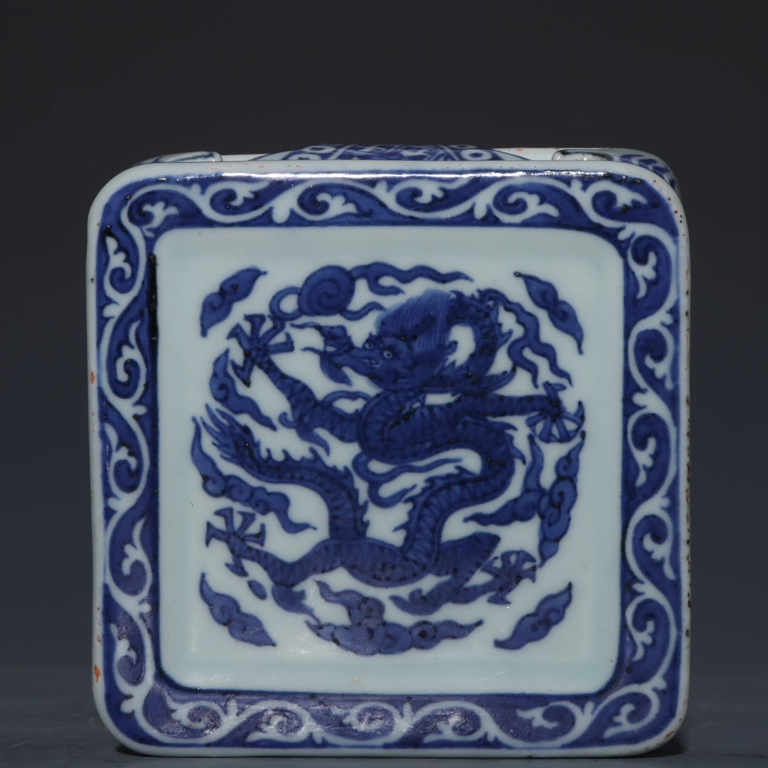 A Exquisite Blue and White Dragon Pattern Base - 2
