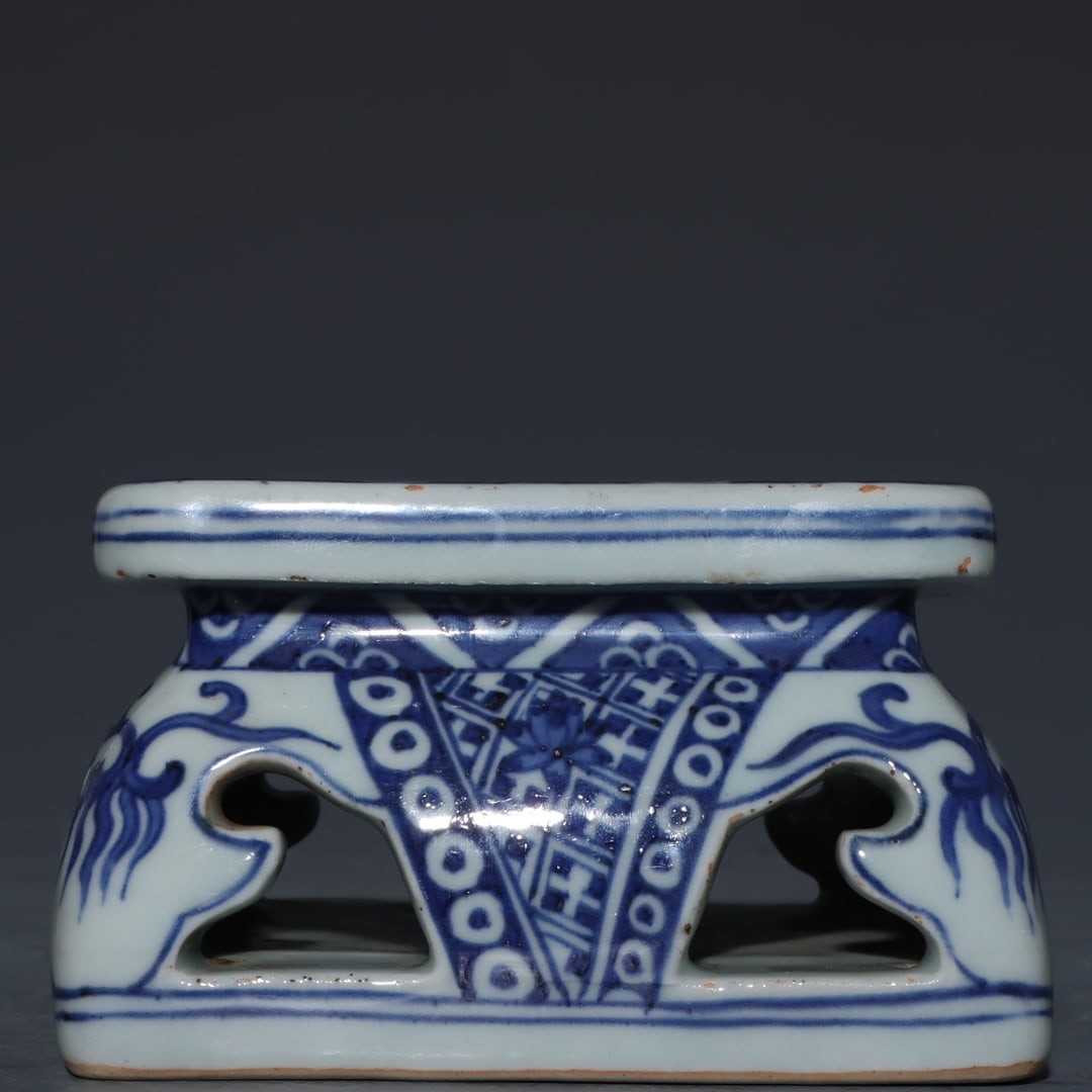 A Exquisite Blue and White Dragon Pattern Base - 3
