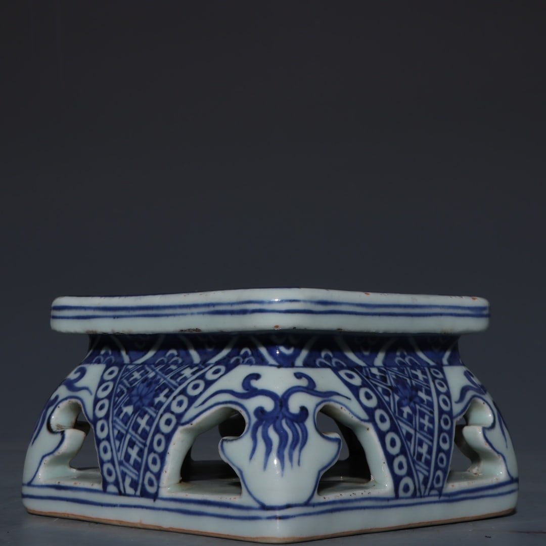 A Exquisite Blue and White Dragon Pattern Base - 4