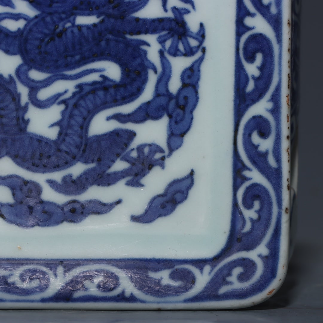 A Exquisite Blue and White Dragon Pattern Base - 6