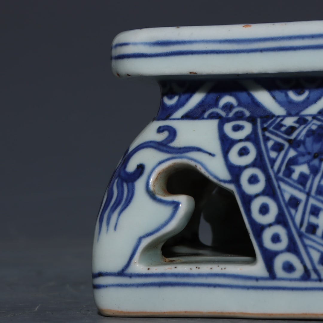 A Exquisite Blue and White Dragon Pattern Base - 8