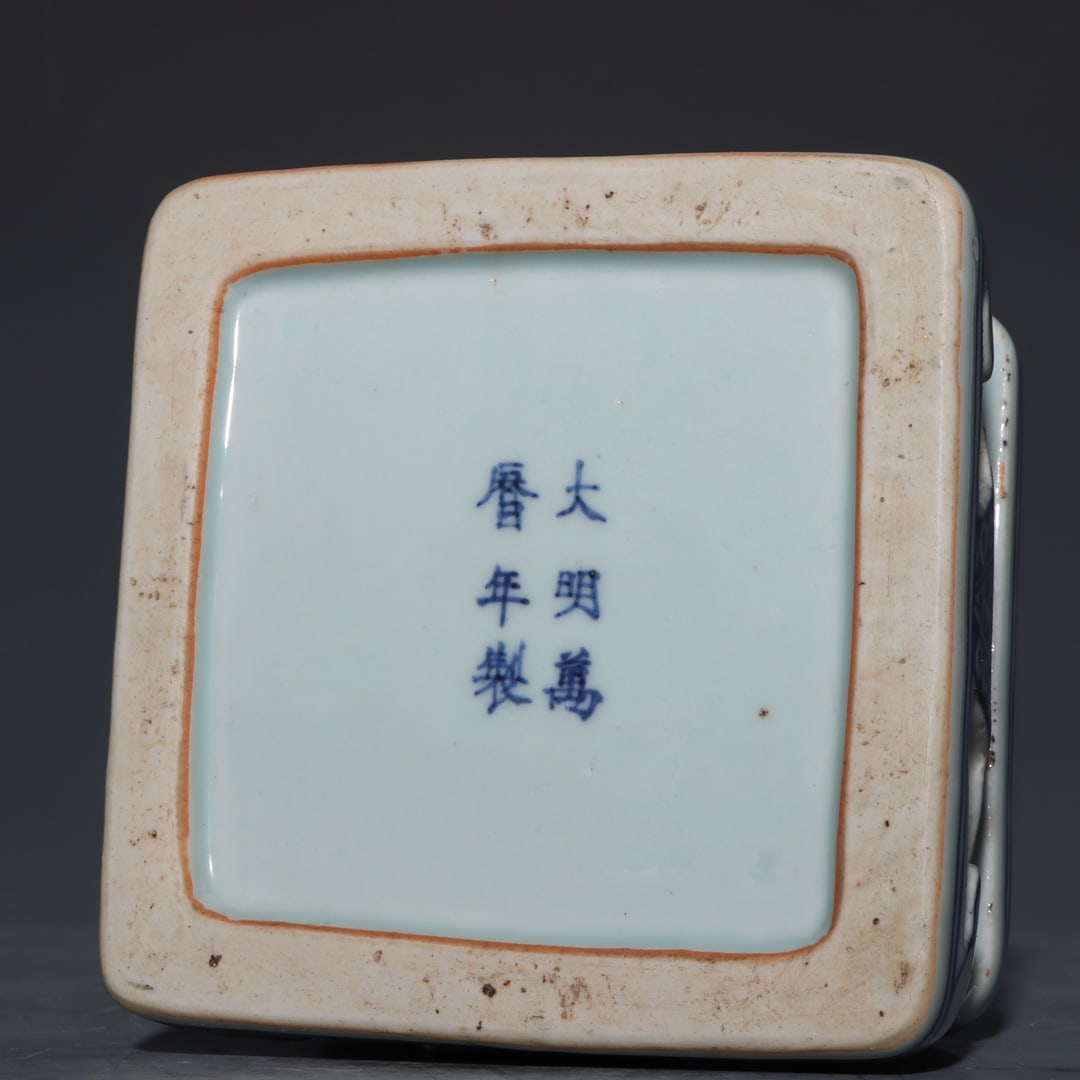 A Exquisite Blue and White Dragon Pattern Base - 9