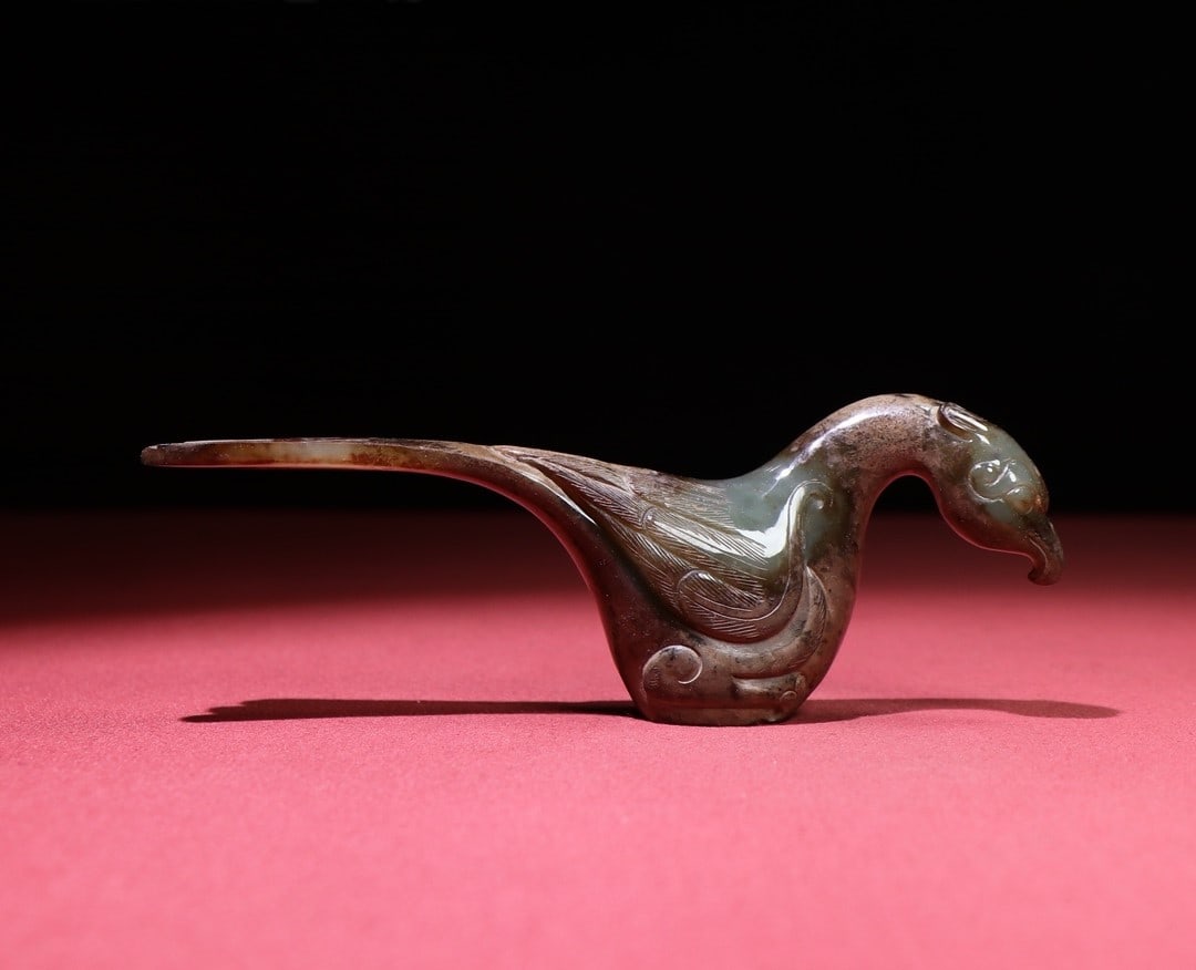 A Exquisite Gaogu Jade Phoenix Bird Ornament: A Exquisite Gaogu Jade Phoenix Bird Ornament,Han Dynasty, China,Size:6.1inx1.1inx1.6in,Weight:150g 高古玉凤鸟摆件,中国汉代