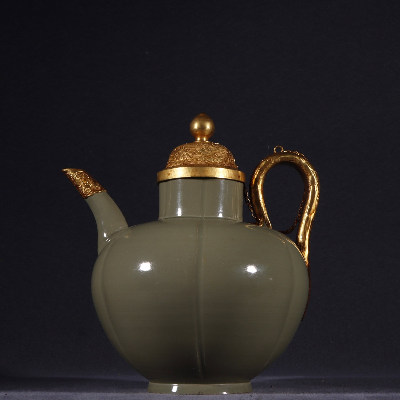 A Exquisite Yue yao Celadon Glzed Ewer (1 of 9)