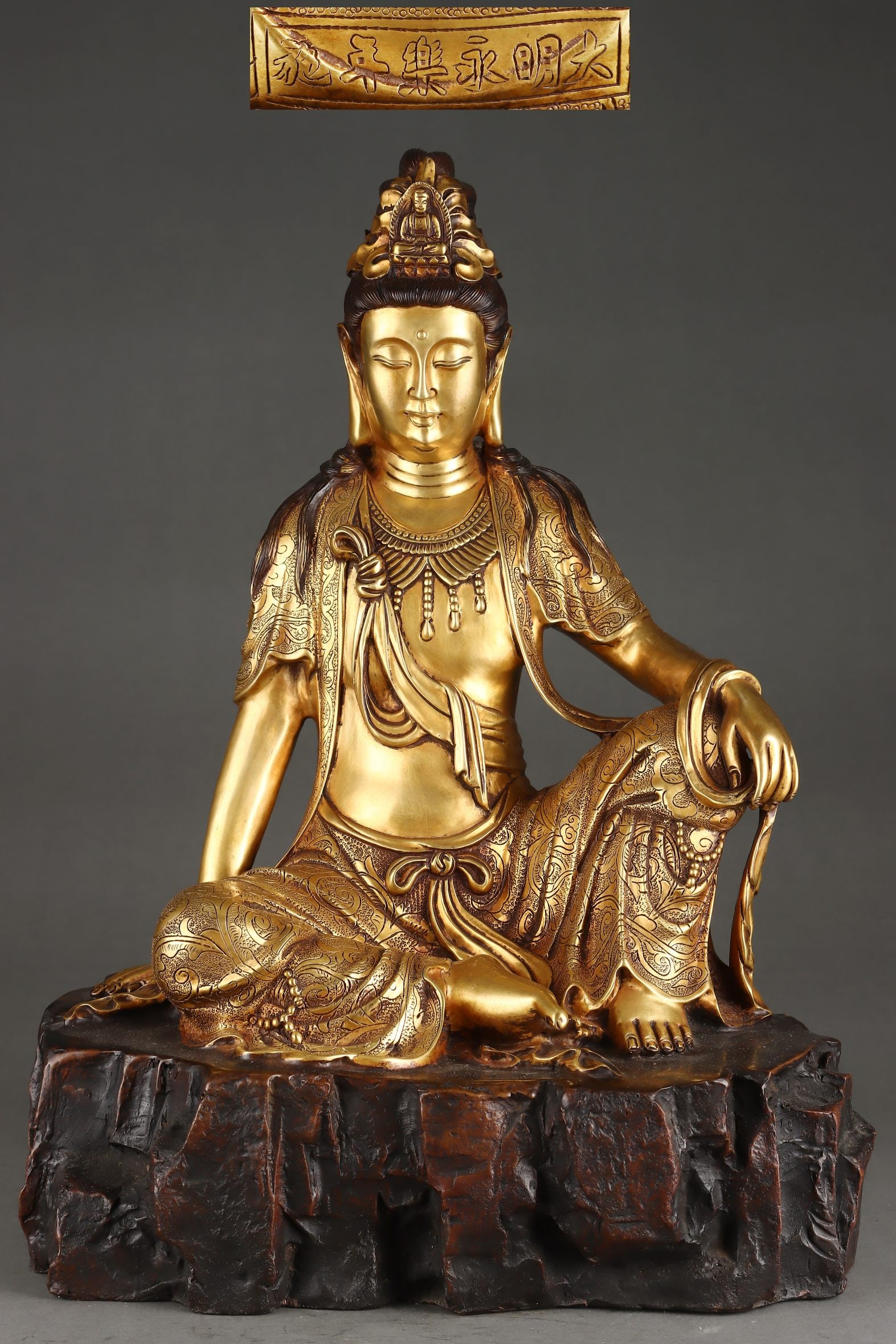 A Exquisite Gilt Bronze Statue of Avalokitesvara Ornament: A Exquisite Gilt Bronze Statue of Avalokitesvara Ornament,Ming Dynasty, China,Yongle Six-character Mark,Size:18.1inx14.2in,Weight:15050g