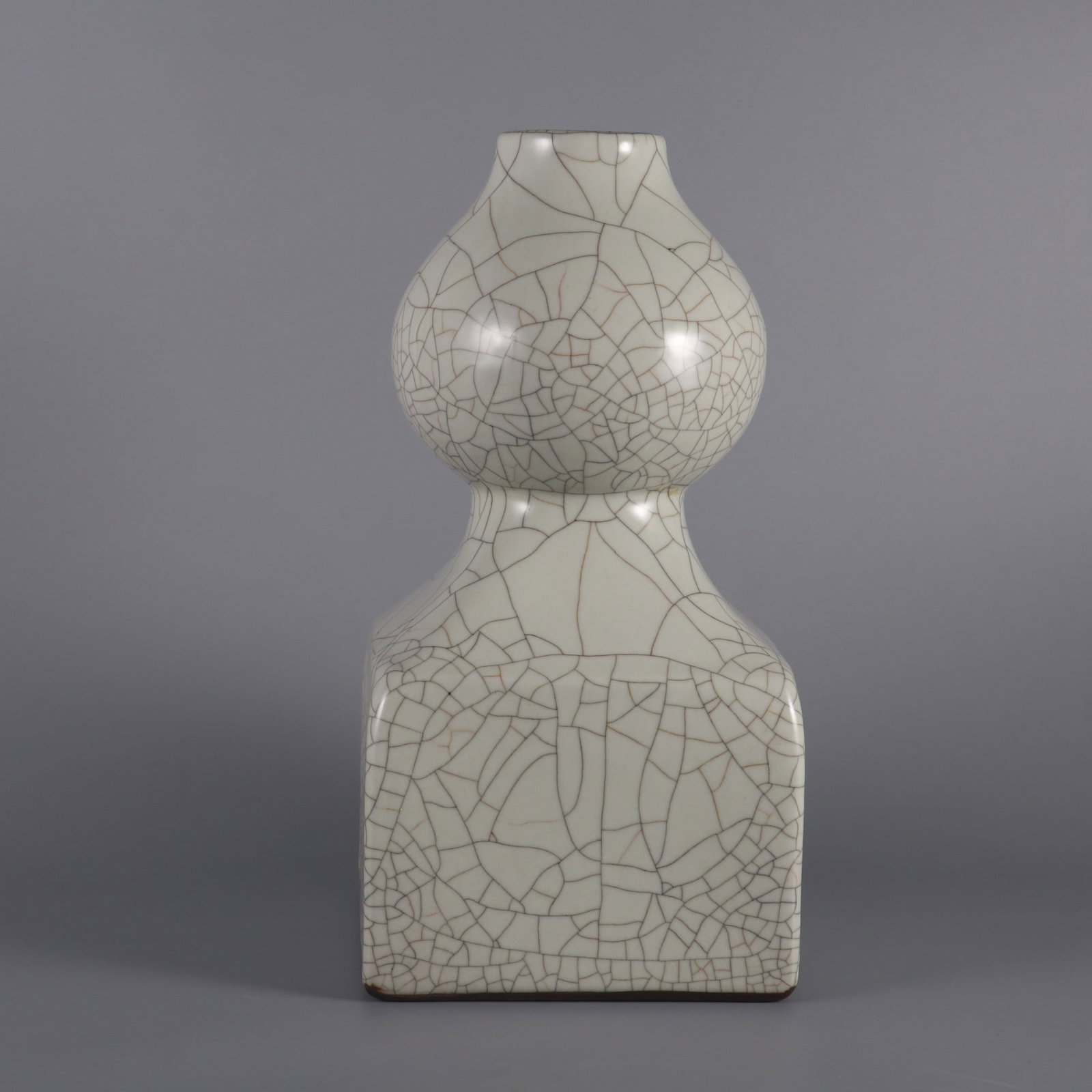 A Exquisite Guan yao Gourd Vase: A Exquisite Guan yao Gourd Vase,Qing Dynasty, China,Yongzheng Six-character Mark,Size:12.3inx5.9inx2.4in