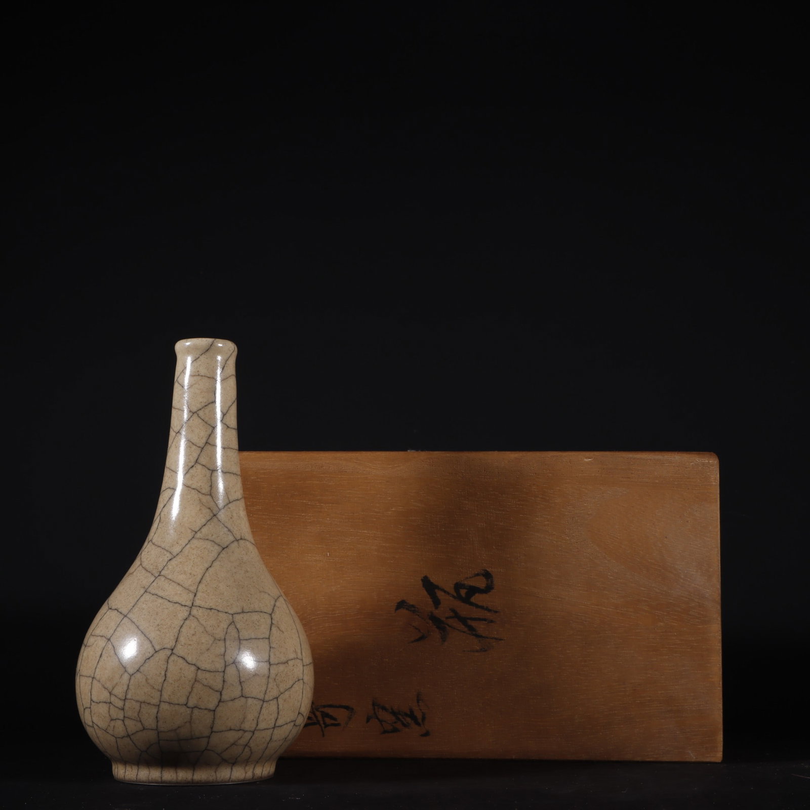 A Exquisite Ge yao Vase: A Exquisite Ge yao Vase,Song Dynasty, China,Size:6.1inx3.3in 哥窑瓶,中国宋代