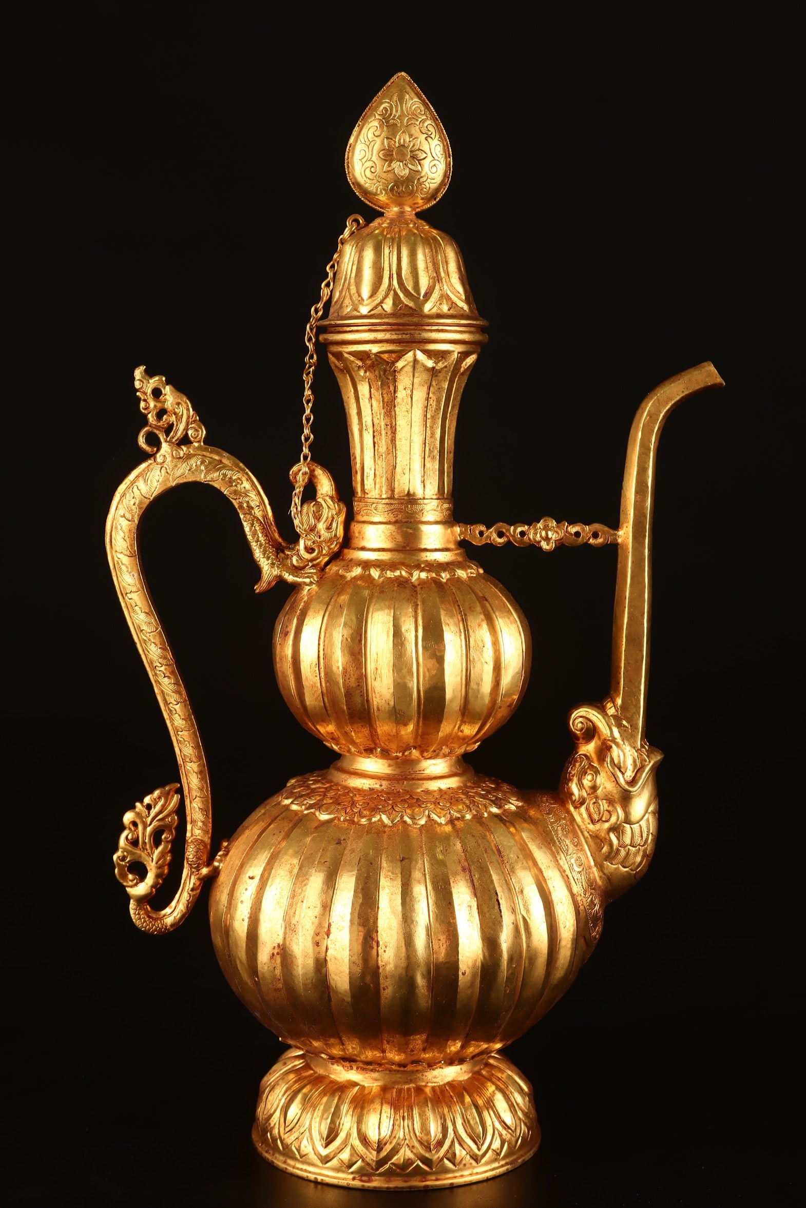 A Exquisite Gilt Bronze Gourd Ewer: A Exquisite Gilt Bronze Gourd Ewer,Qing Dynasty, China,Size:13.6inx7.1in,Weight:1107g 铜鎏金葫芦壶,中国清代