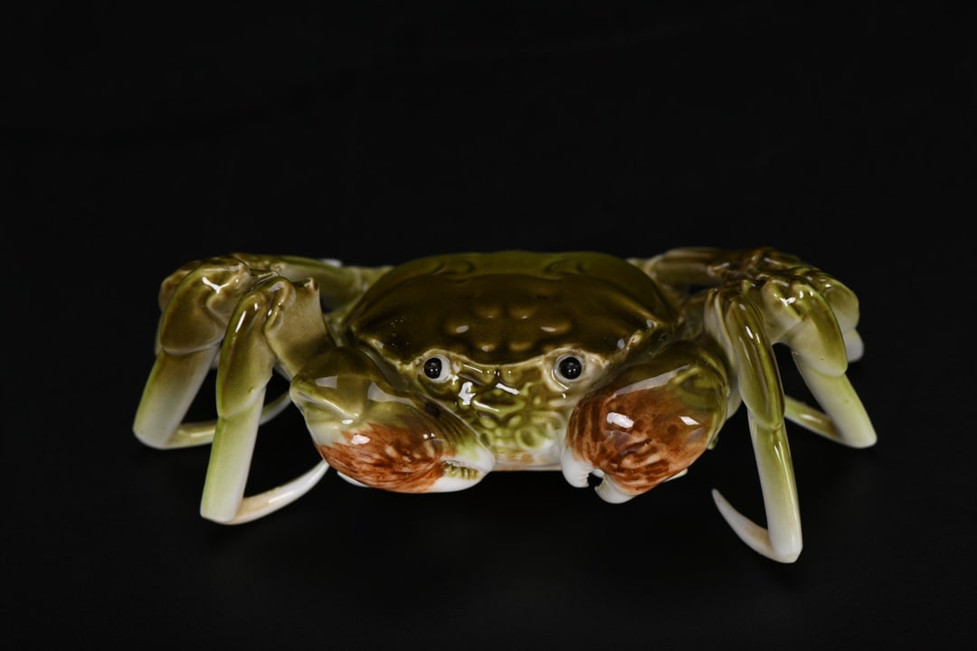 A Exquisite Imitation Porcelain Crab Ornament: A Exquisite Imitation Porcelain Crab Ornament,Qing Dynasty, China,Qianlong Four-character Mark,Size:5.1inx2in