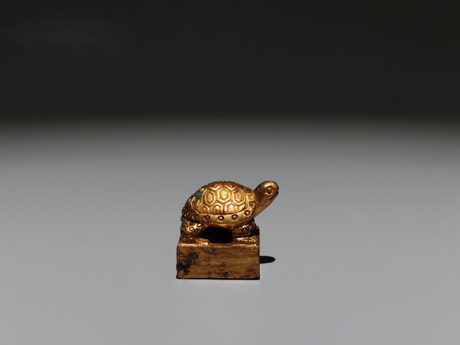 A Exquisite Gilt Bronze Turtle Seal: A Exquisite Gilt Bronze Turtle Seal,Han Dynasty, China,Size:1.2inx1.2inx0.9in,Weight:g 铜鎏金龟印章,中国汉代