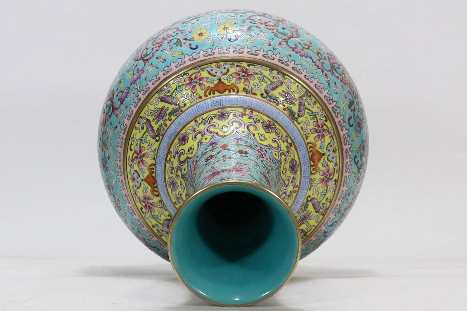 A Exquisite Turquoise Glazed Ground Lotus Pattern Vase - 5