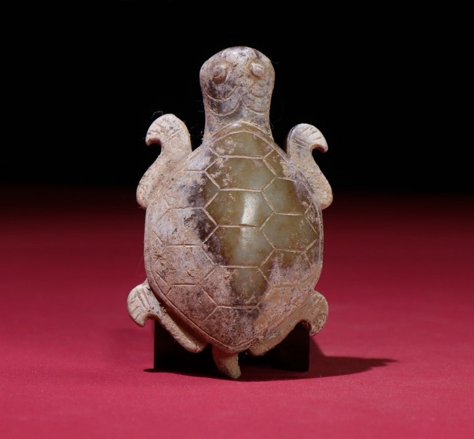A Exquisite Gaogu Jade Tortoise Ornament: A Exquisite Gaogu Jade Tortoise Ornament,Han Dynasty, China,Size:3.3inx2inx0.9in,Weight:112g 高古玉龟摆件,中国汉代