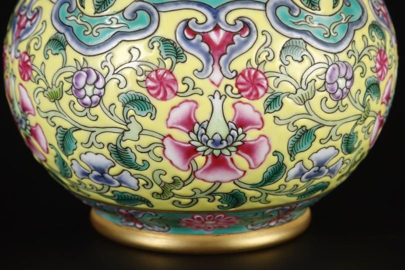 A Exquisite Yellow Ground Lotus Pattern Vase - 5