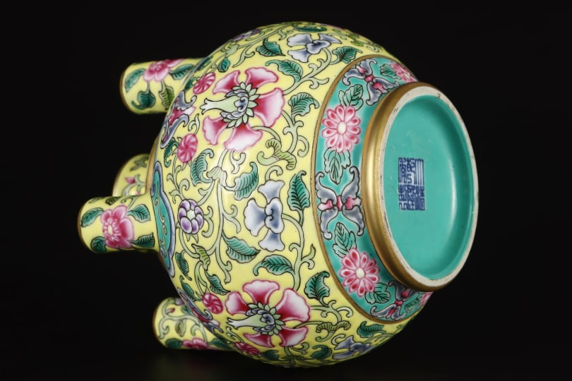 A Exquisite Yellow Ground Lotus Pattern Vase - 8