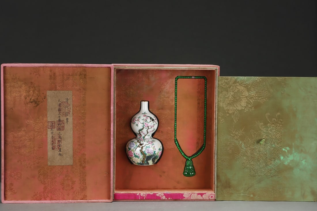 A Exquisite Famille-Rose Painted Gold Flower and Bird Pattern Gourd Vase: A Exquisite Famille-Rose Painted Gold Flower and Bird Pattern Gourd Vase,Qing Dynasty, China,Yongzheng Six-character Mark,Size:7.2inx4.2in 粉彩描金花鸟纹Œ