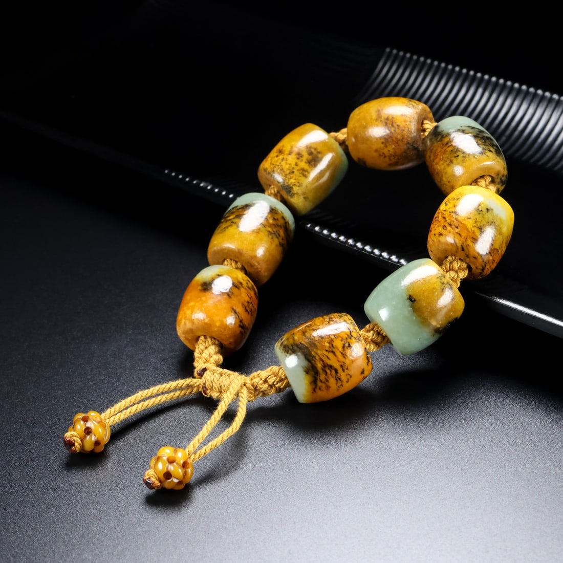 A Exquisite Hotan Jade Bracelets: A Exquisite Hotan Jade Bracelets,Qing Dynasty, China,Size:20mm,Weight:114g 和田玉手链,中国清代