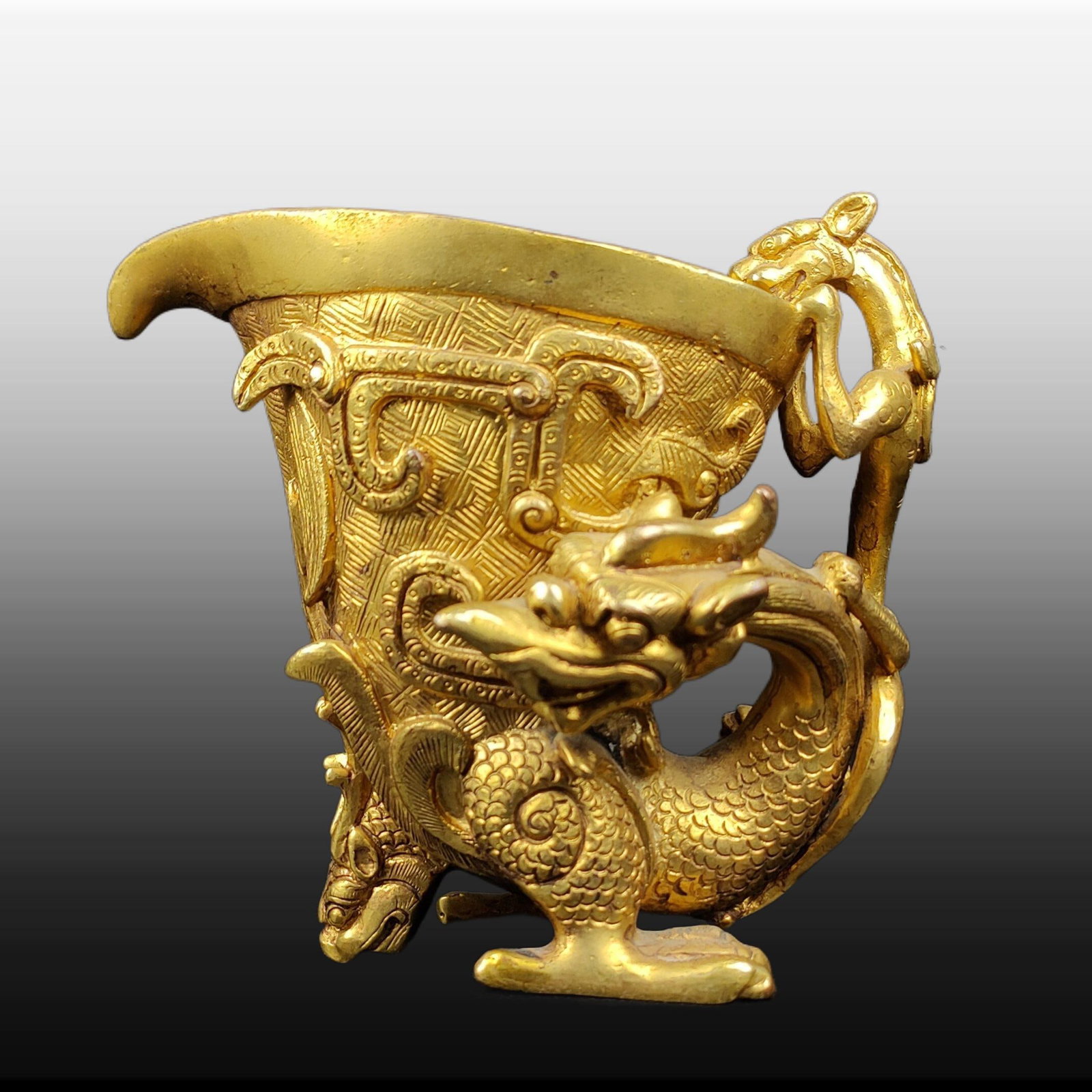 A Exquisite Gilt Bronze Dragon Pattern Goblet: A Exquisite Gilt Bronze Dragon Pattern Goblet,Han Dynasty, China,Size:3.9inx4.3in,Weight:688g 铜鎏金龙纹爵杯,中国汉代
