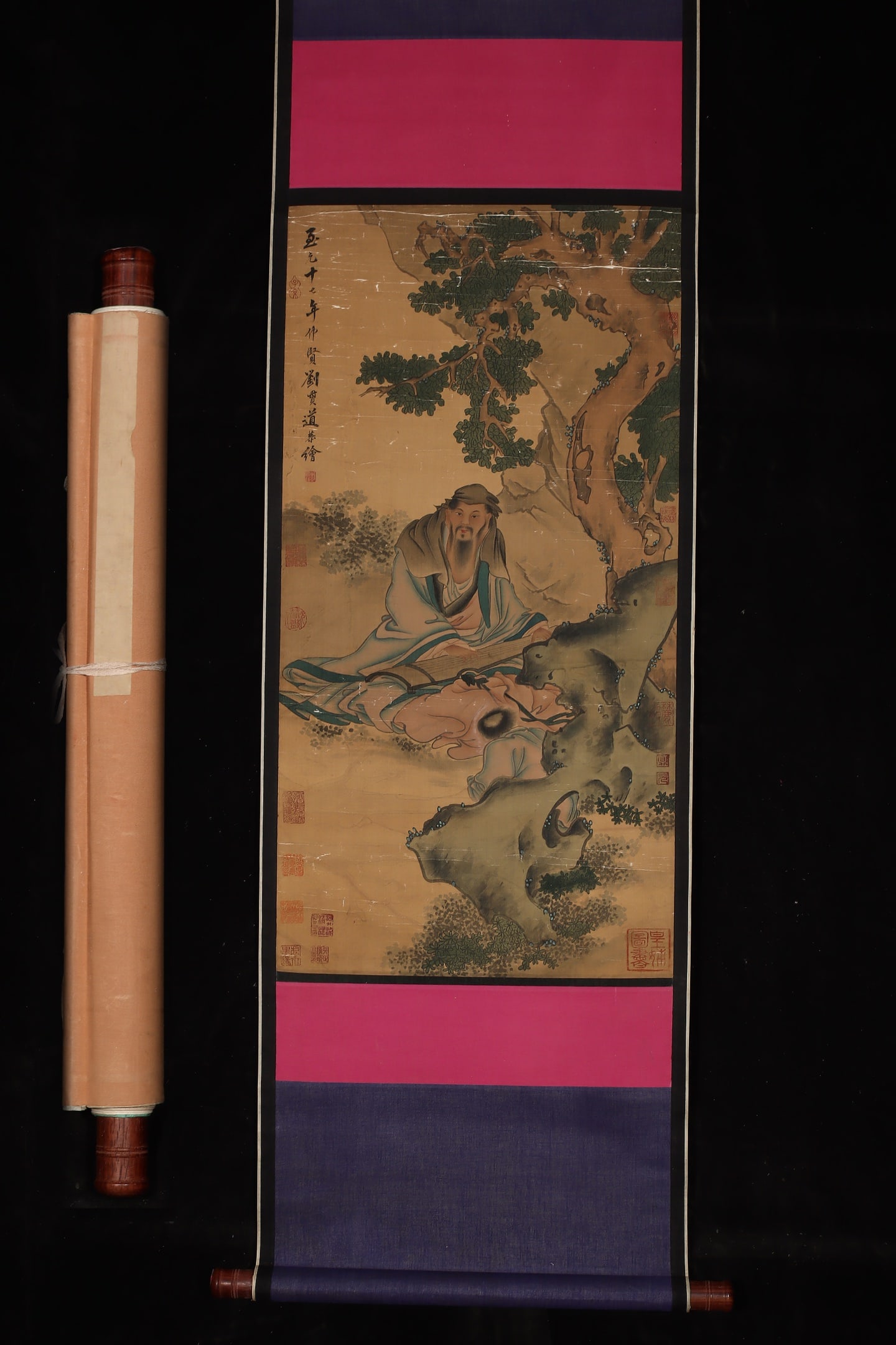 A Chinese Vertical Scroll Ink Painting of Figures on Silk: A Chinese Vertical Scroll Ink Painting of Figures on Silk,Yuan Dynasty, China,Liu Guandao,without frame size:35.2inx18.1in