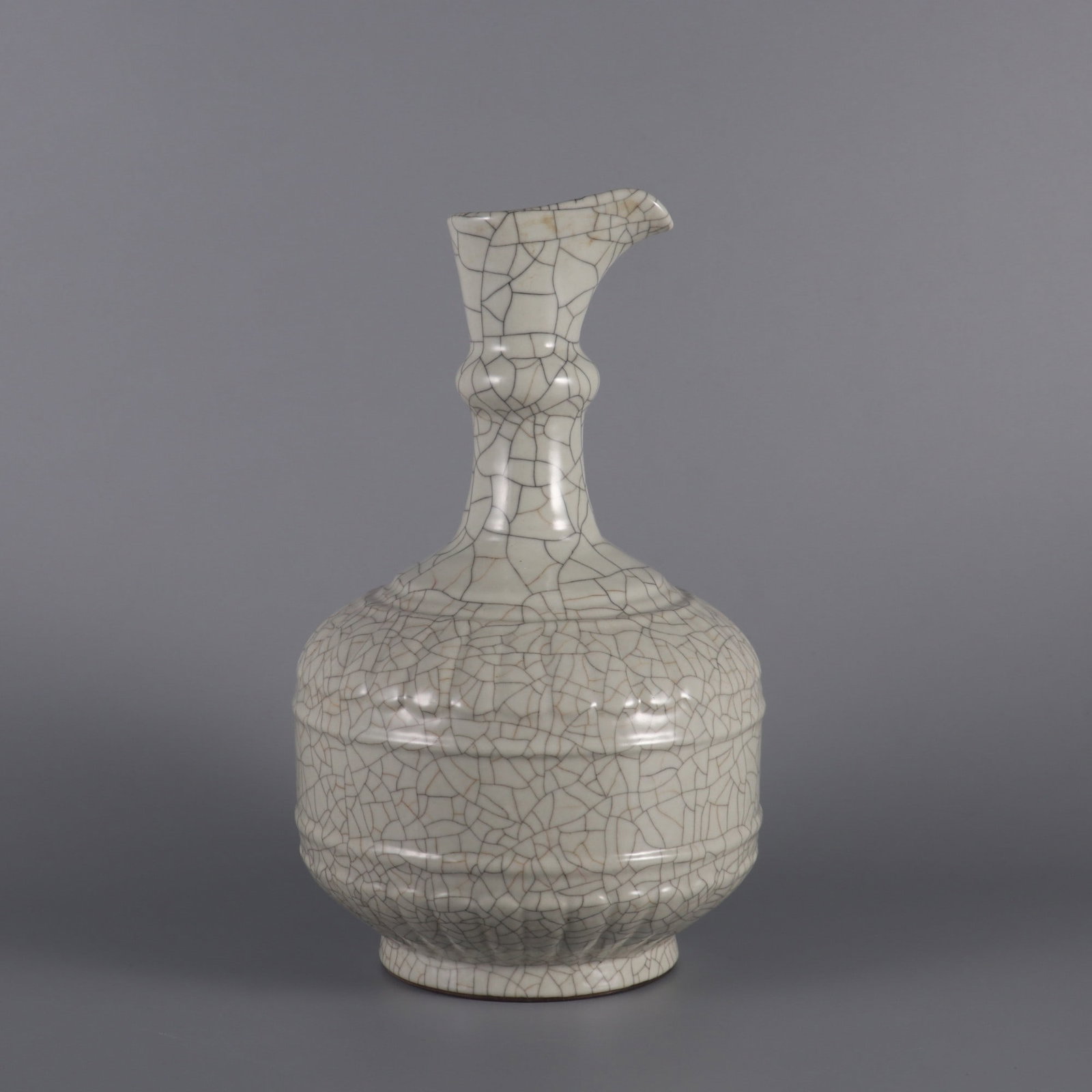 A Exquisite Guan yao Ice Crackle Pattern Vase: A Exquisite Guan yao Ice Crackle Pattern Vase,Qing Dynasty, China,Yongzheng Six-character Mark,Size:10.6inx6.1inx3in 官窑冰片纹瓶,中国清代,&