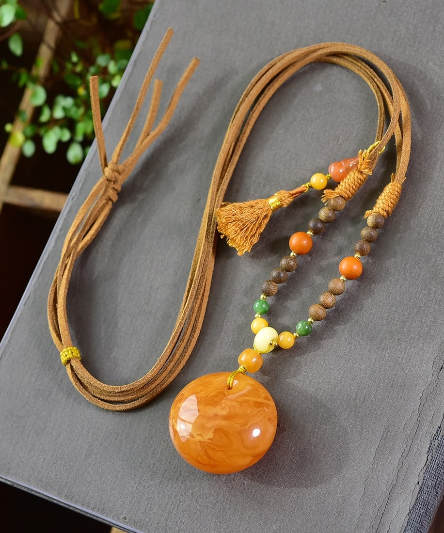 A Exquisite Amber Pendant Necklace: Amber Pendant Necklace,Qing Dynasty, China,Size:1.3inx0.8in, Weight:12.2g 花蜡吊坠项链,中国清代