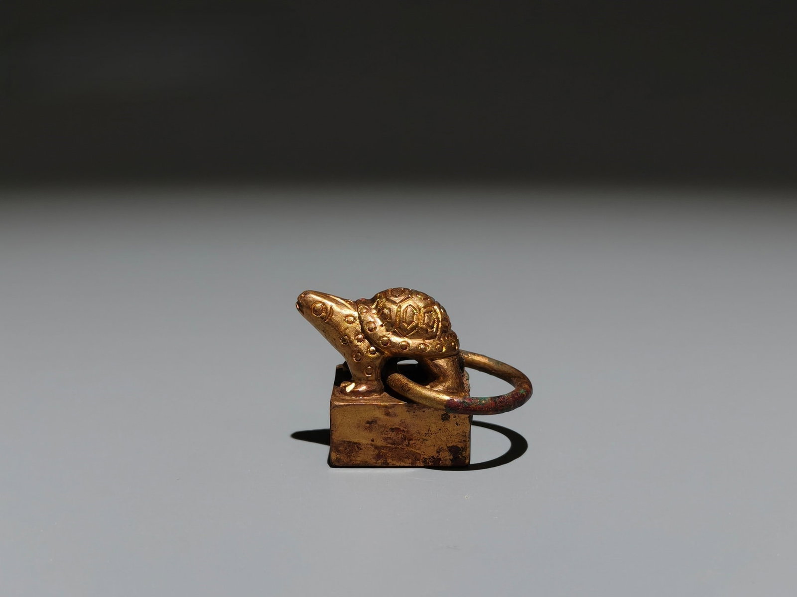 A Exquisite Gilt Bronze Turtle Seal: A Exquisite Gilt Bronze Turtle Seal,Han Dynasty, China,Size:1inx1inx0.8in,Weight:g 铜鎏金龟印章,中国汉代