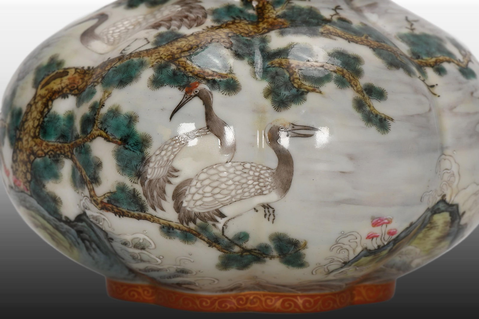 A Exquisite Enamel Pine and Crane Pattern Jar - 3