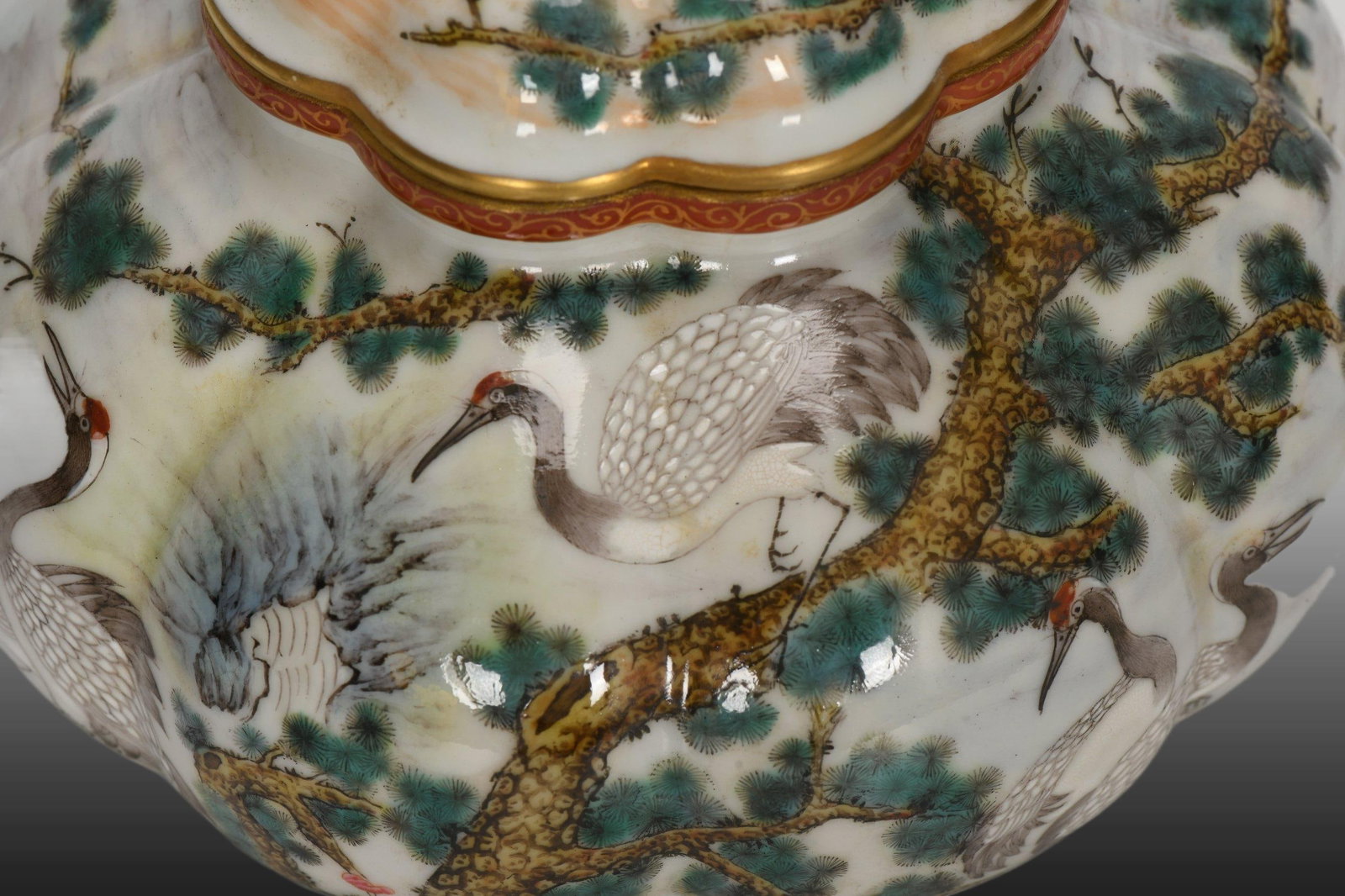 A Exquisite Enamel Pine and Crane Pattern Jar - 4