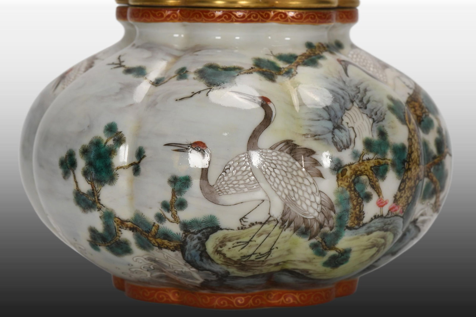 A Exquisite Enamel Pine and Crane Pattern Jar - 5