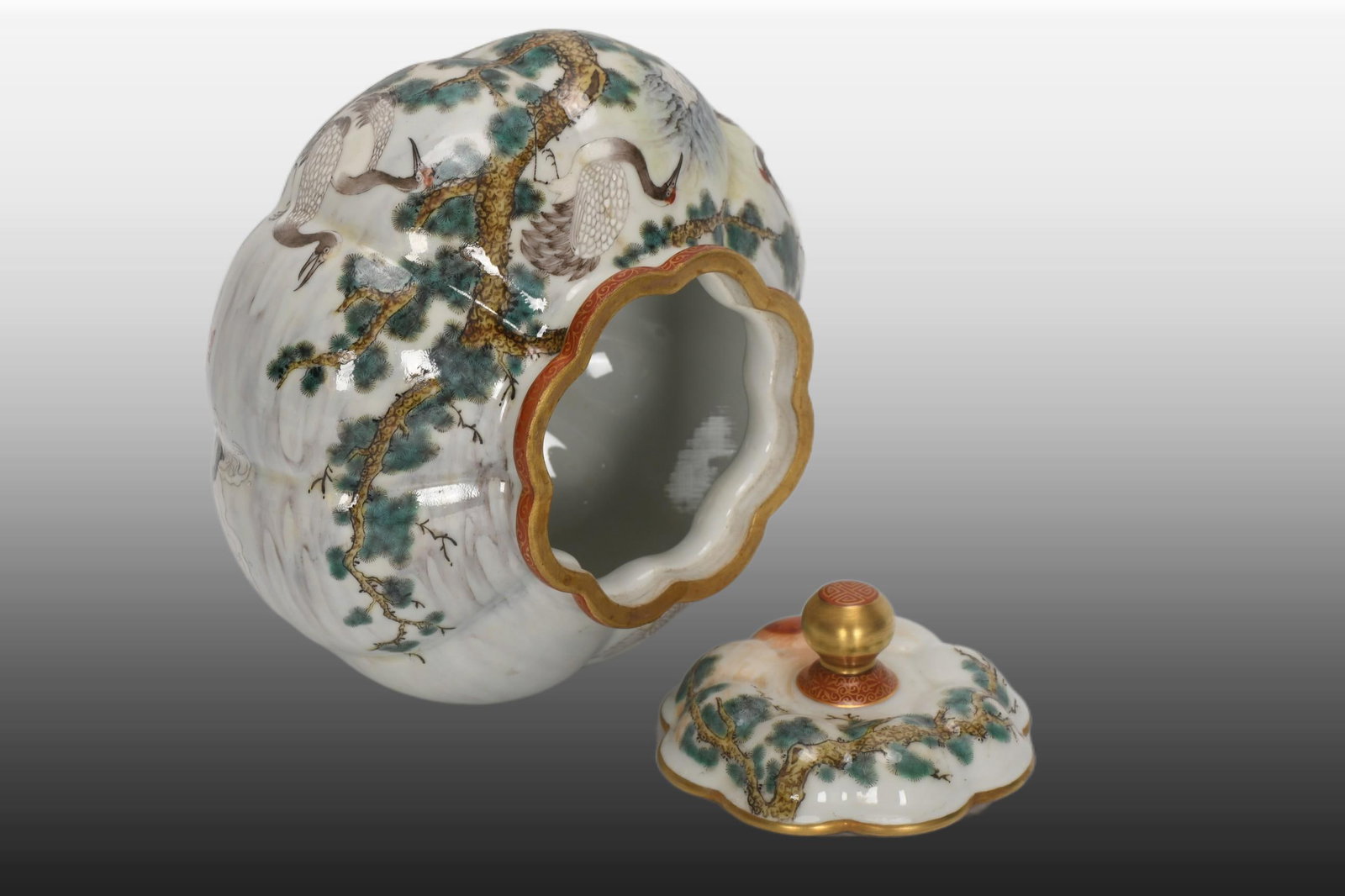 A Exquisite Enamel Pine and Crane Pattern Jar - 6