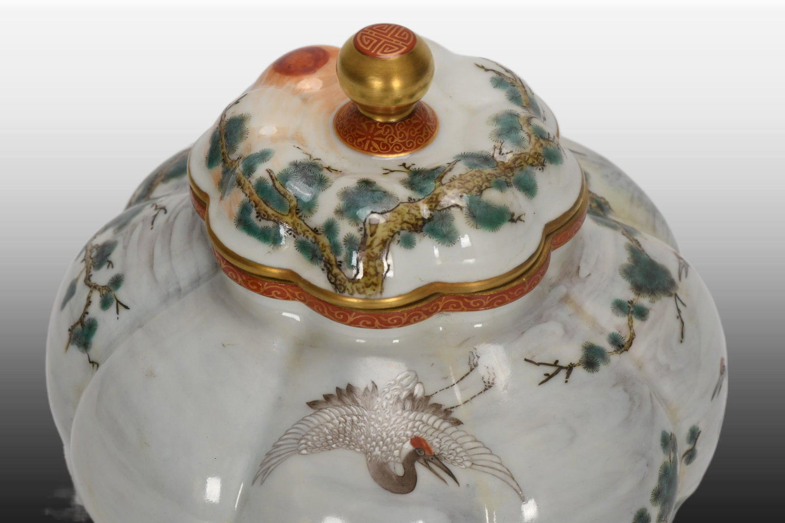 A Exquisite Enamel Pine and Crane Pattern Jar - 7