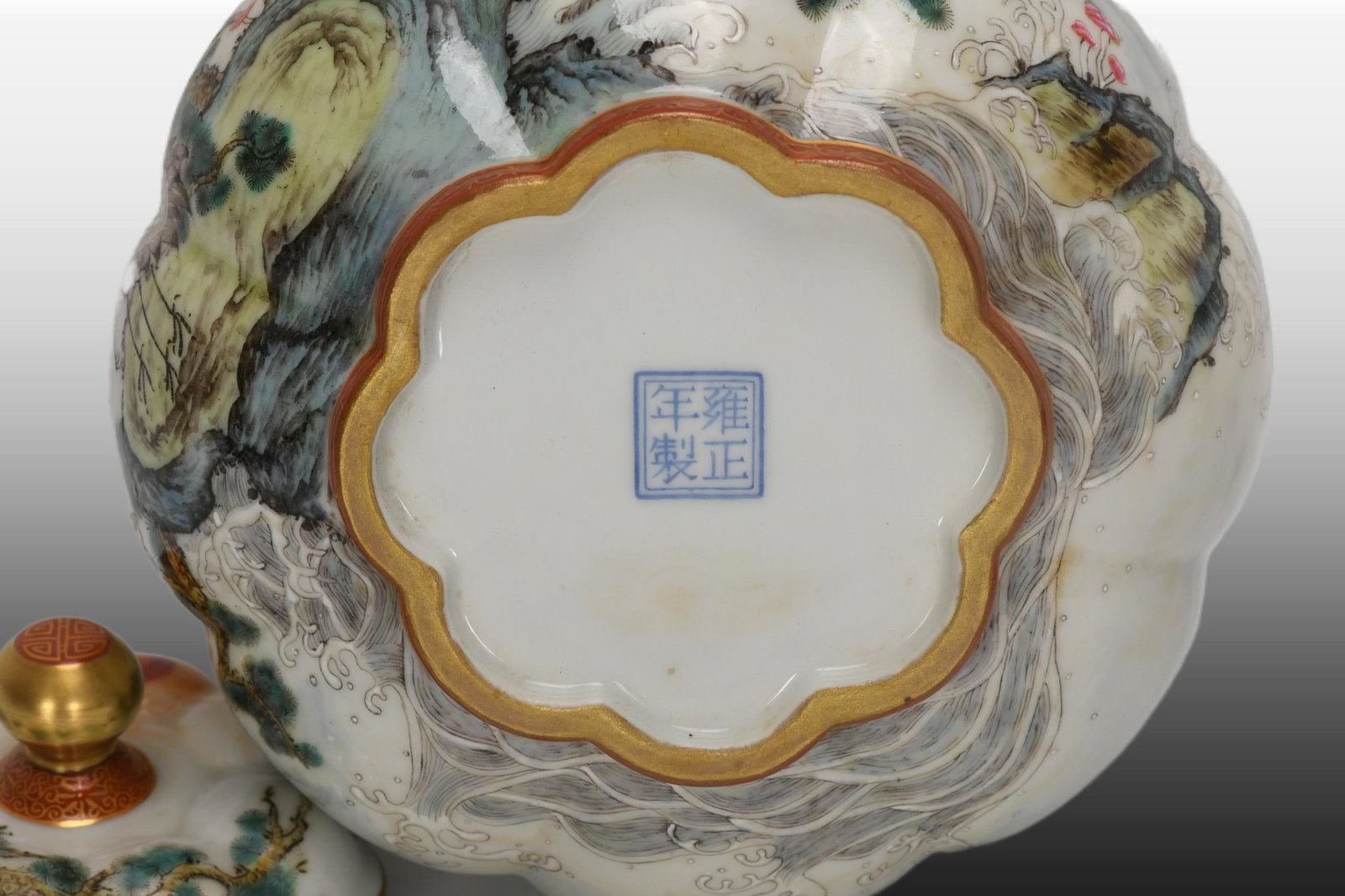 A Exquisite Enamel Pine and Crane Pattern Jar - 8