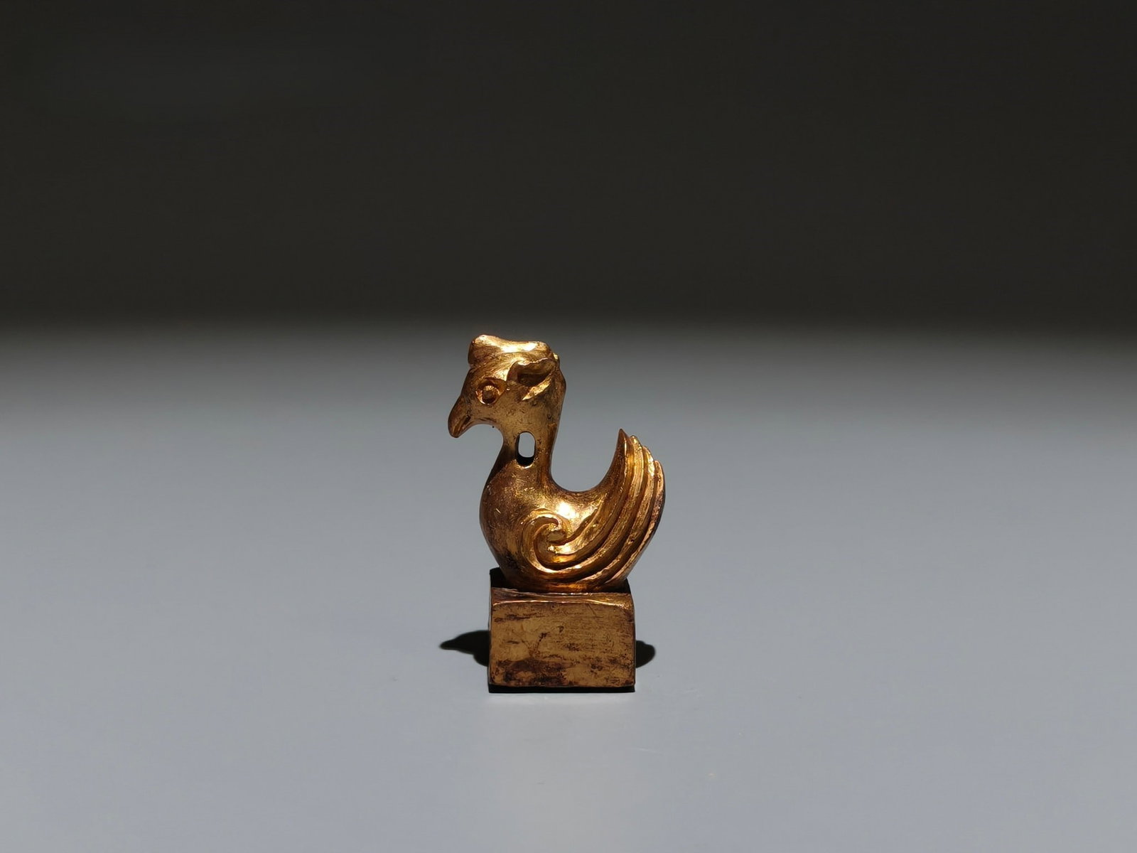 A Exquisite Gilt Bronze Bird Seal: A Exquisite Gilt Bronze Bird Seal,Han Dynasty, China,Size:1.6inx5inx0.7in,Weight:g 铜鎏金鸟印章,中国汉代
