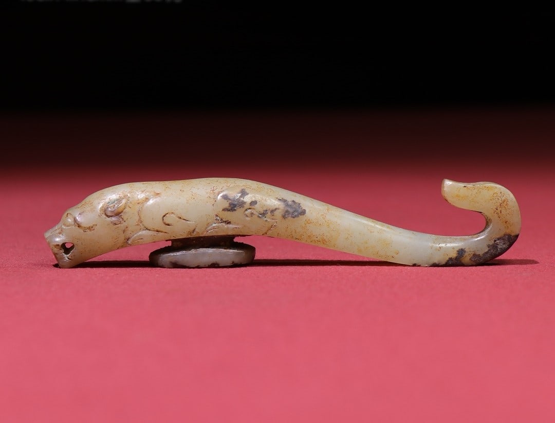 A Exquisite Hetian Jade Tiger Ornament: A Exquisite Hetian Jade Tiger Ornament,Han Dynasty, China,Size:4.1inx0.6inx0.7in,Weight:35g 和田玉虎摆件,中国汉代