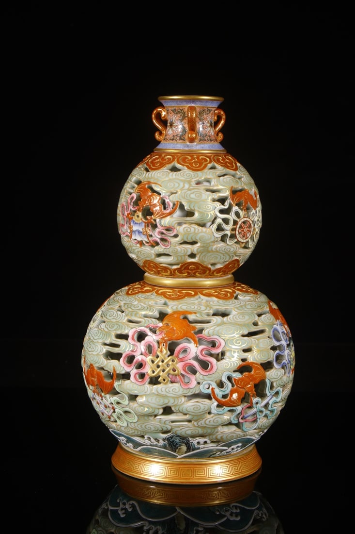 A Exquisite Foreign Color Bats Pattern Gourd Vase: A Exquisite Foreign Color Bats Pattern Gourd Vase,Qing Dynasty, China,Qianlong Four-character Mark,Size:12.2inx2inx4.9in 洋彩蝙蝠纹葫芦瓶,中ࢲ