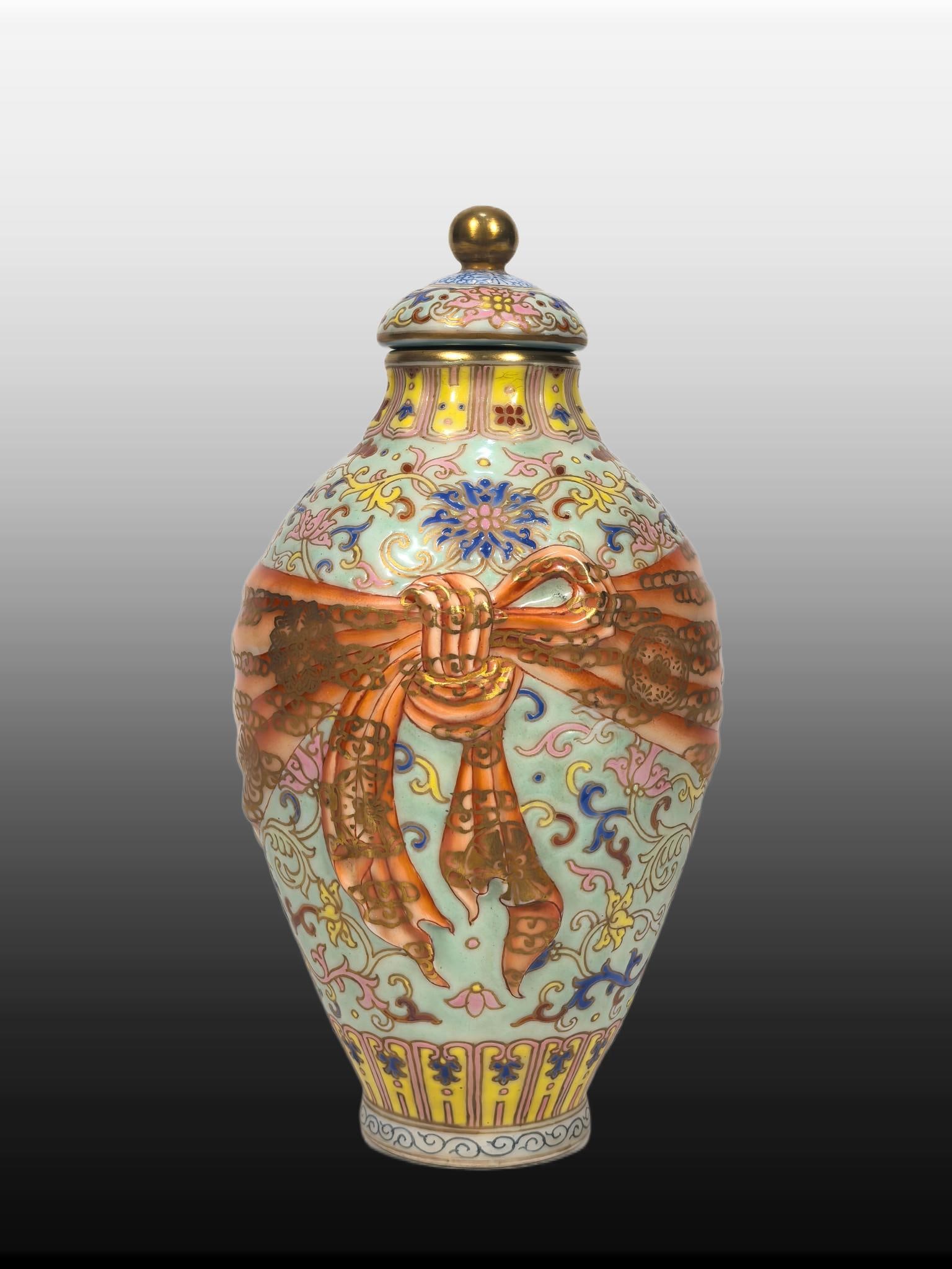 A Exquisite Enamel Painted Gold Lotus Pattern Jar: A Exquisite Enamel Painted Gold Lotus Pattern Jar,Qing Dynasty, China,Qianlong Six-character Mark,Size:6.7inx3.5inx1.6in