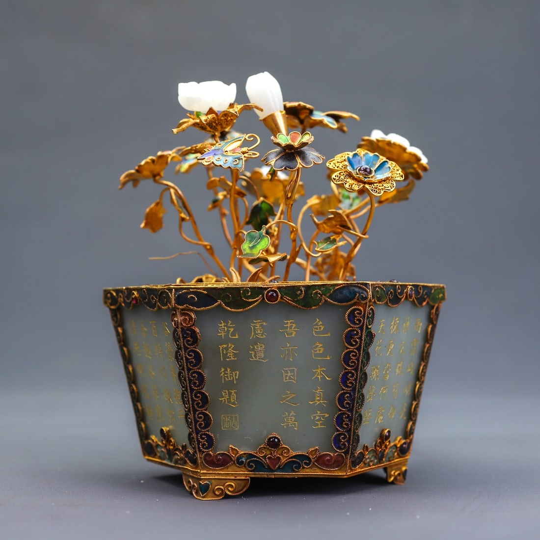 A Exquisite Hotan Jade Cloisonne Cover with Gold Flowerpot: A Exquisite Hotan Jade Cloisonne Cover with Gold Flowerpot,Qing Dynasty, China,Qianlong Four-character Mark,Size:8.8inx8.8inx8.8in(Box),6.1inx5.1inx5.1in(BonsaiOrnament),Weight:2840g 和田&